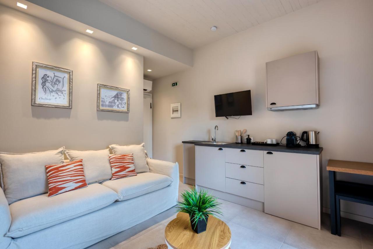 Saronis Suites Saronida ภายนอก รูปภาพ