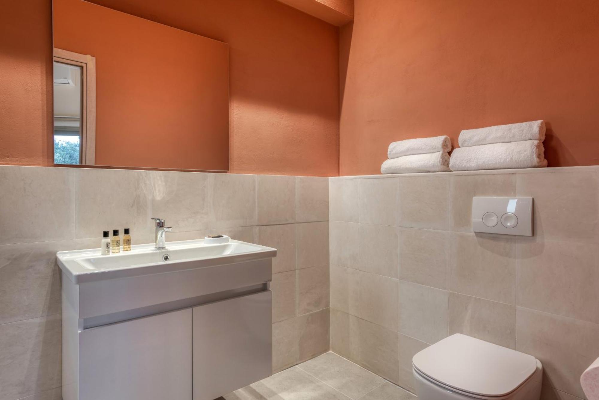 Saronis Suites Saronida ภายนอก รูปภาพ